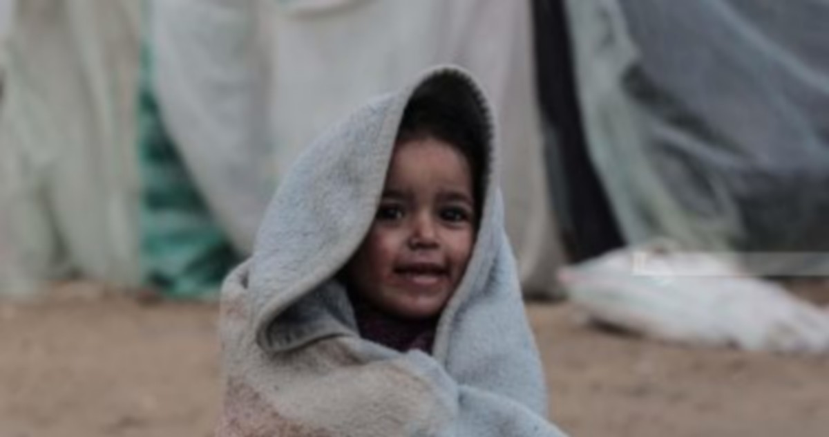 “يتيمةُ المخيم… حين يُصبح الغطاء وطنًا والوسادة أنينًا”…اشرف المذيوب