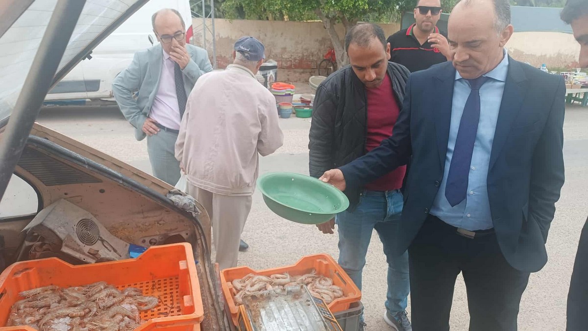حملة مراقبة إقتصادية بمعتمدية قرقنة تحت إشراف السيد معتمد قرقنة و السيد المدير الجهوي للتجارة بصفاقس.