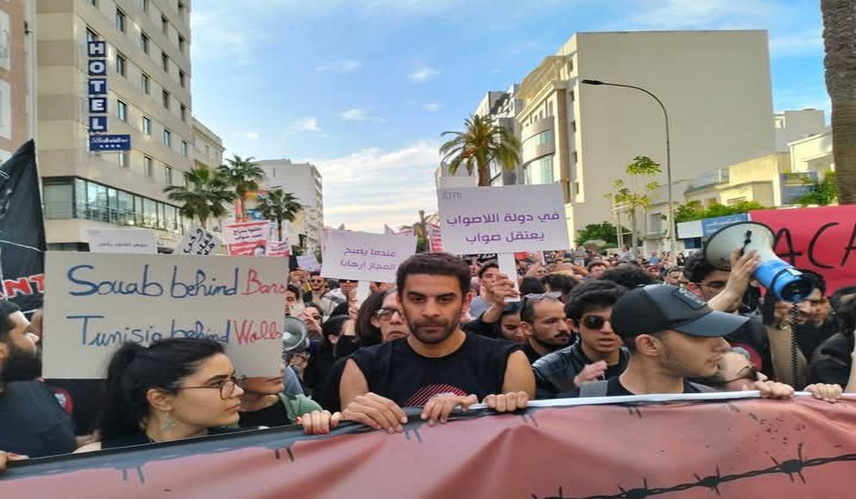 تونس العاصمة مسيرة للمطالبة بإطلاق سراح أحمد صواب