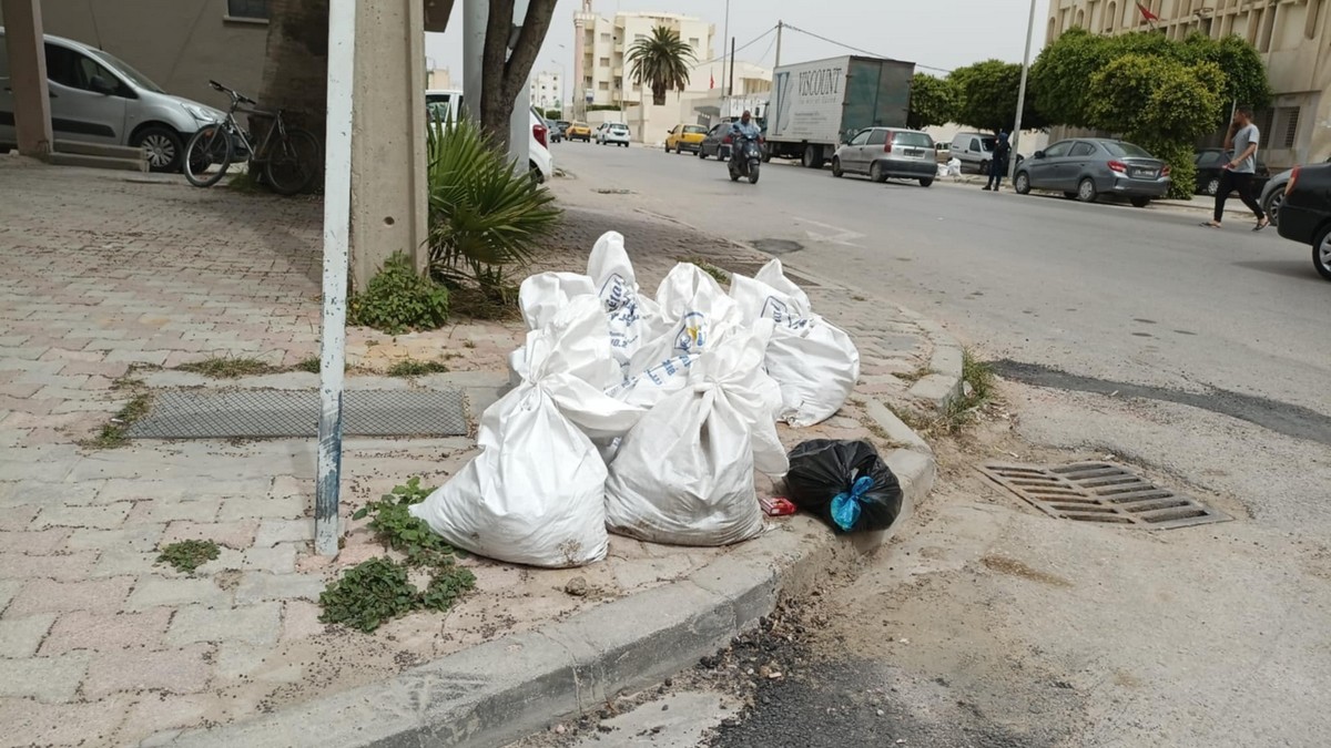 صفاقس: بعد حملة  نظافة وازالة الاتربة عن الطريق هل نسيت البلدية أكياسها؟