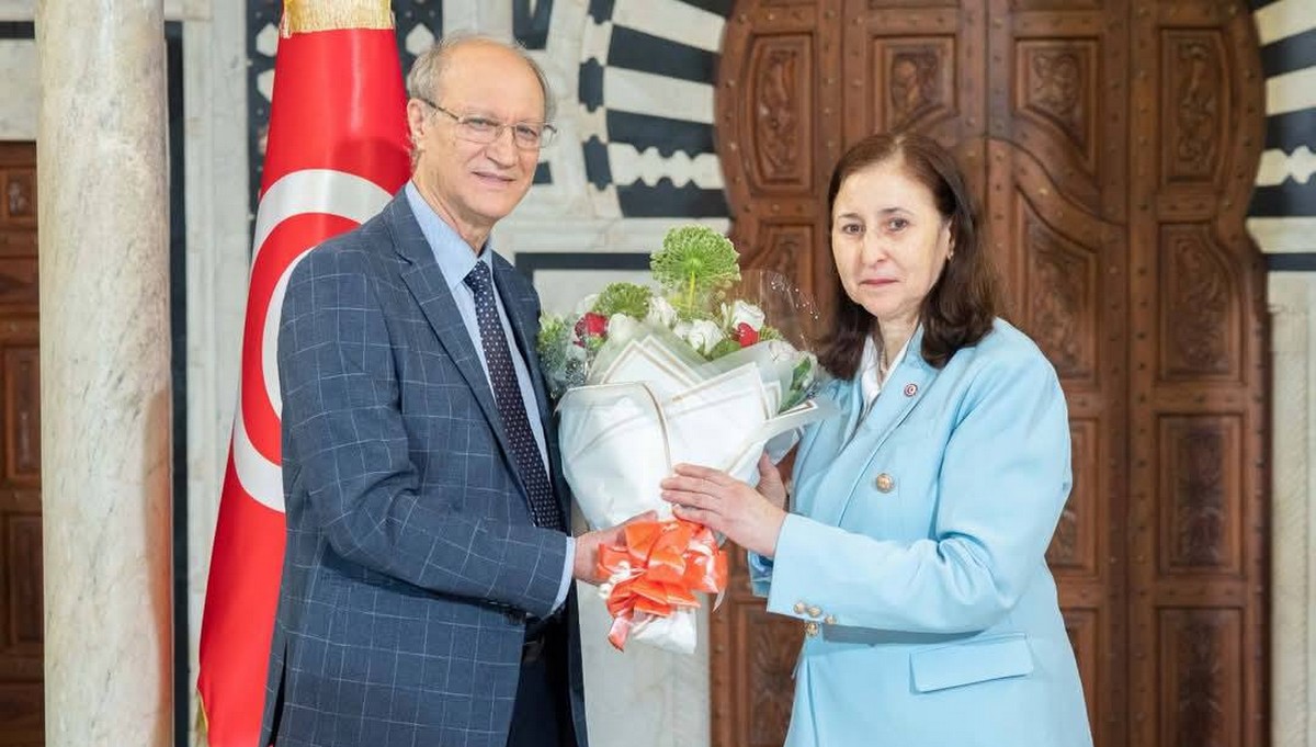 رئيسة الحكومة تكرّم المستشار الديبلوماسي رياض الصيد بمناسبة إحالته على شرف المهنة