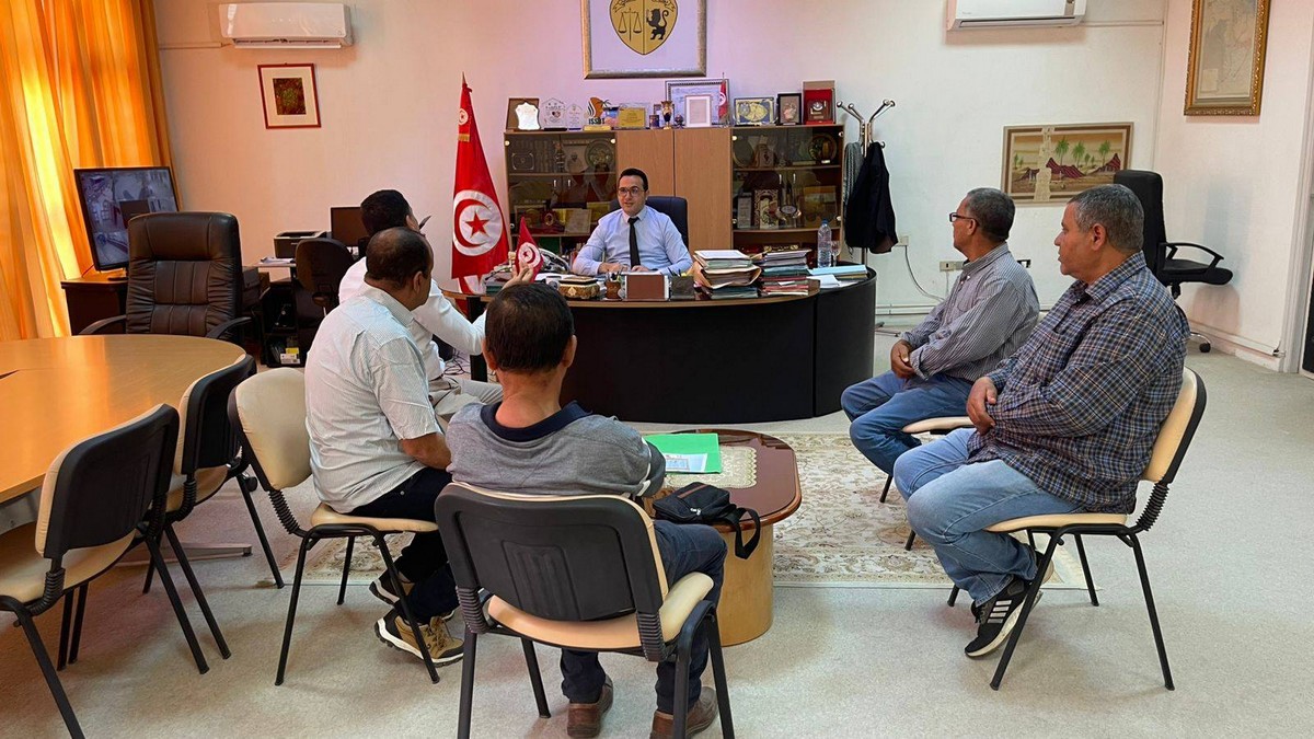 والي  توزر  يستقبل  رئيـس وبعـض أعضـاء مجمـع التنميـة الغواطيـن بنفطـة