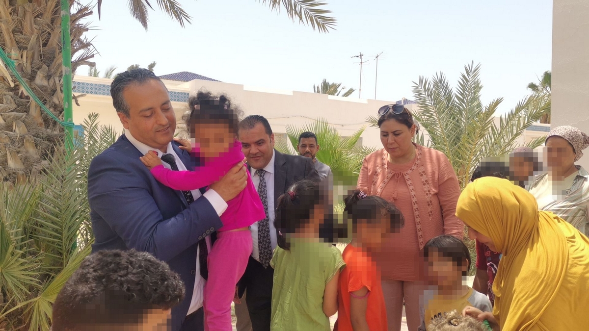 والي صفاقس يشارك أطفال قرية 