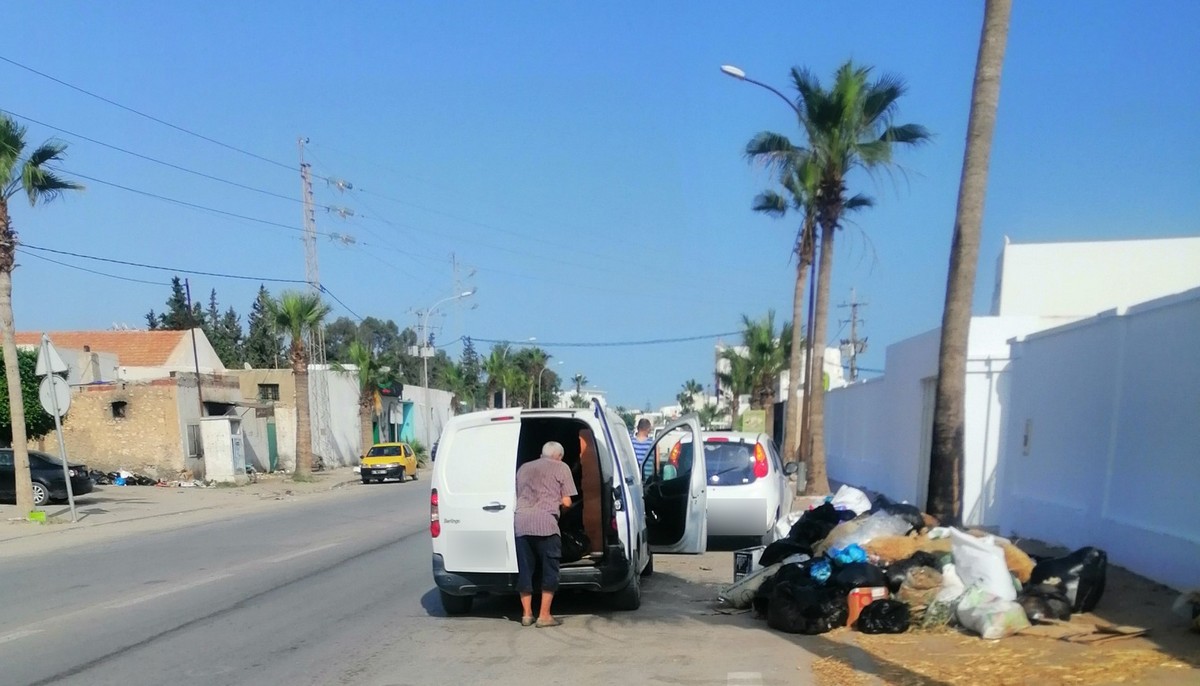 صفاقس : رغم  توفير  الحاويات العملاقة ...المواطن  يلقي  بجلوده في  الطريق  العام