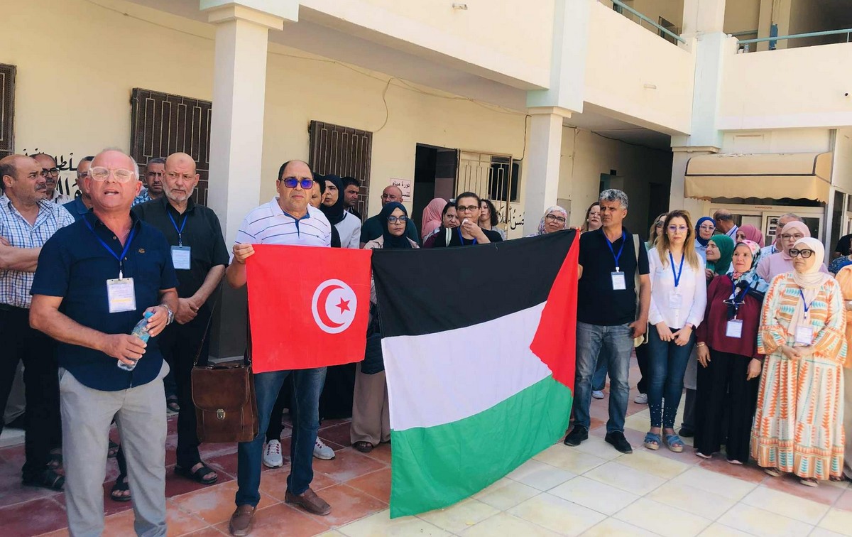 اساتذة مركز اصلاح  الباكالوريا باعدادية محسن  المزغني ينظمون  وقفة مساندة لغزة