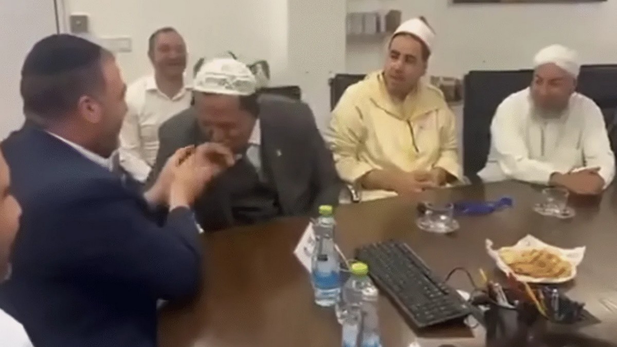 نوعية لا تستحق ان تدنس الجنسية التونسية...الناصر  البحري