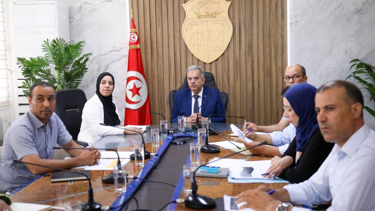 وزير الشباب والرياضة يشرف على جلستي عمل لمتابعة مشاريع الزيارات الميدانية لعدد من ولايات الجمهورية