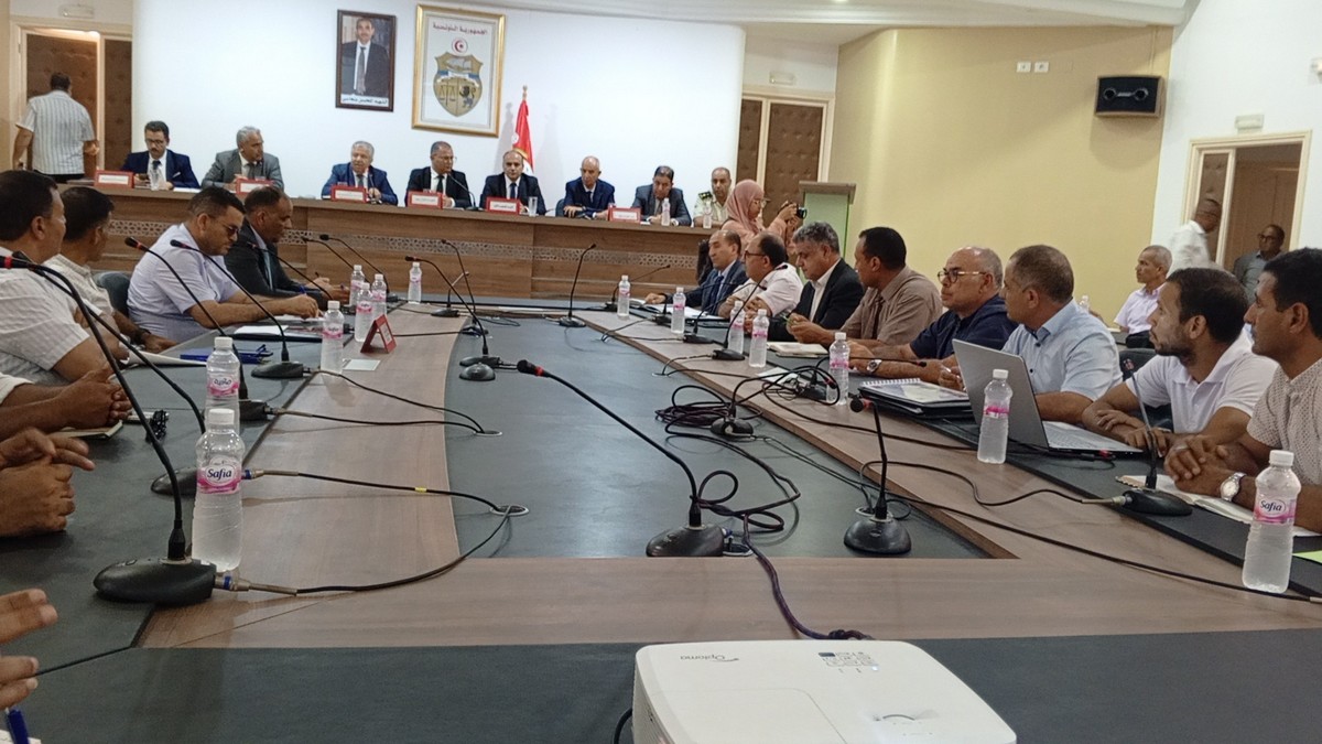 كاتب الدولة المكلف بالمياه يزور قابس ويشرف على اجتماع المجلس الجهوي للمياه