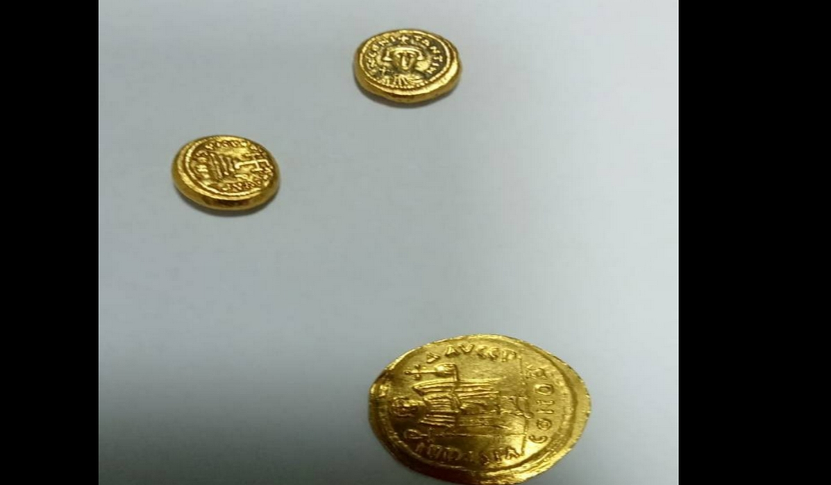 مصالح الديوانة بمطار جربة  تحجز 21 قطعة نقدية أثرية من معدن الذهب.