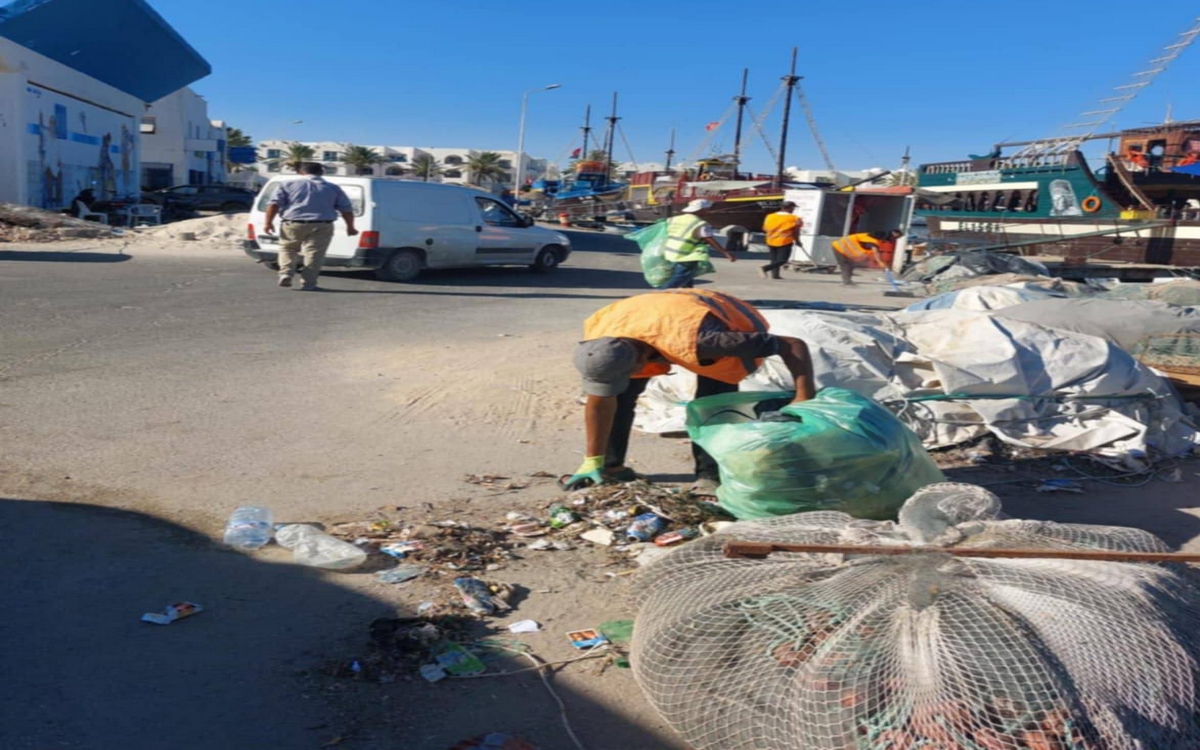 حملة نظافة بميناء مارينا بحومة السوق