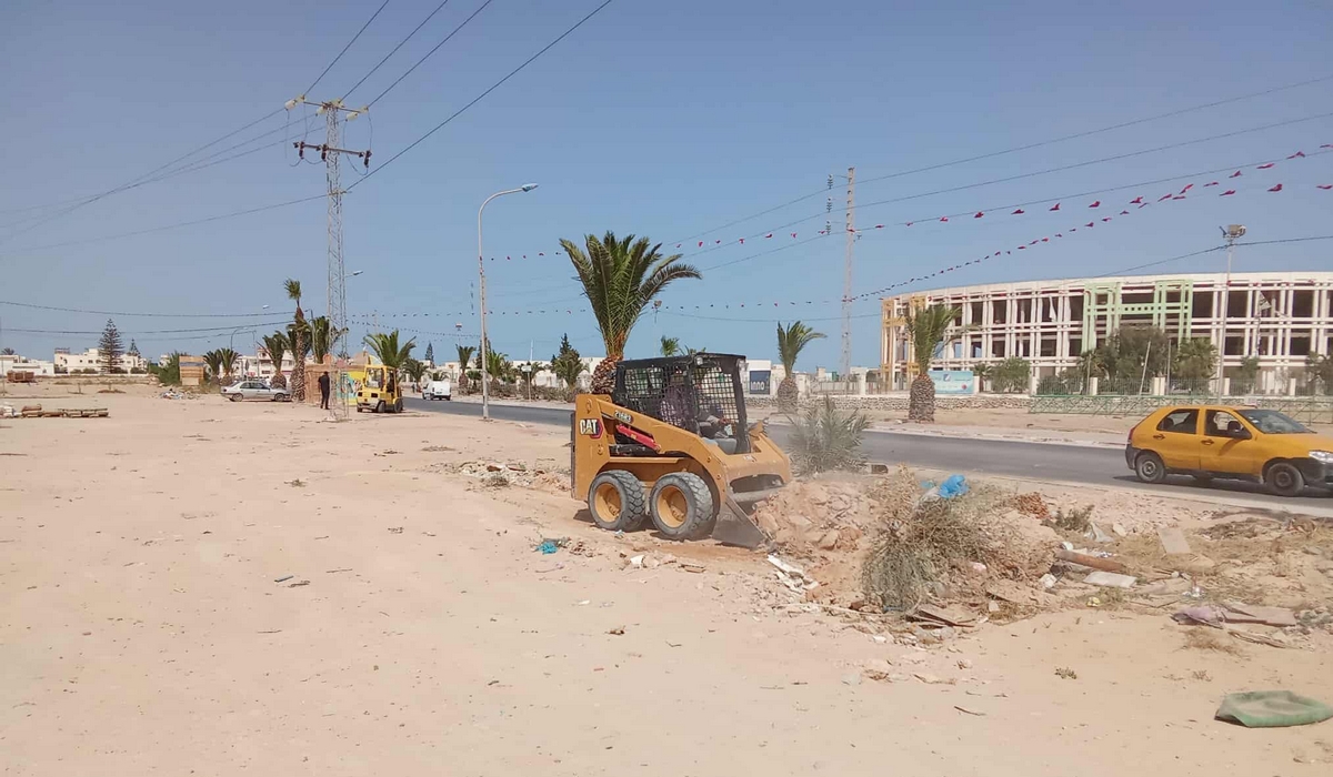 بلدية صفاقس : تنظيف محيط المسرح الصيفي بسيدي منصور