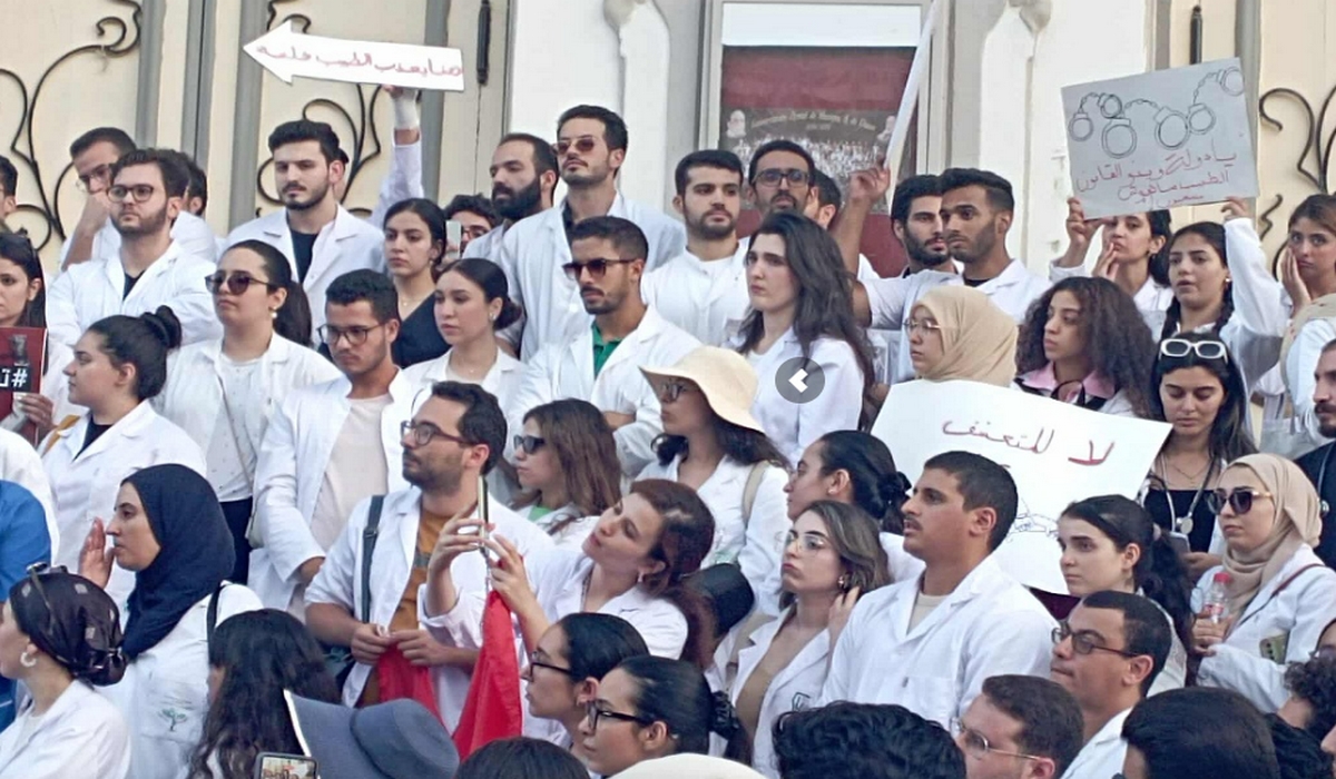 الاطباء الشبان ينفذون وقفة احتجاجية