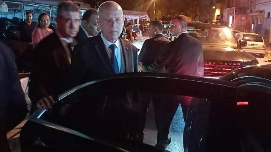 رئيس الجمهورية يعاين الوضع البيئي الكارثي بخليج المنستير.