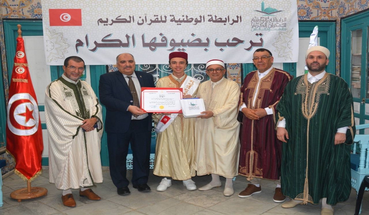 وزير الشؤون الدينية يهنئ الحافظ محمد امين كمون بتميّزه في نتيجة الباكلوريا.