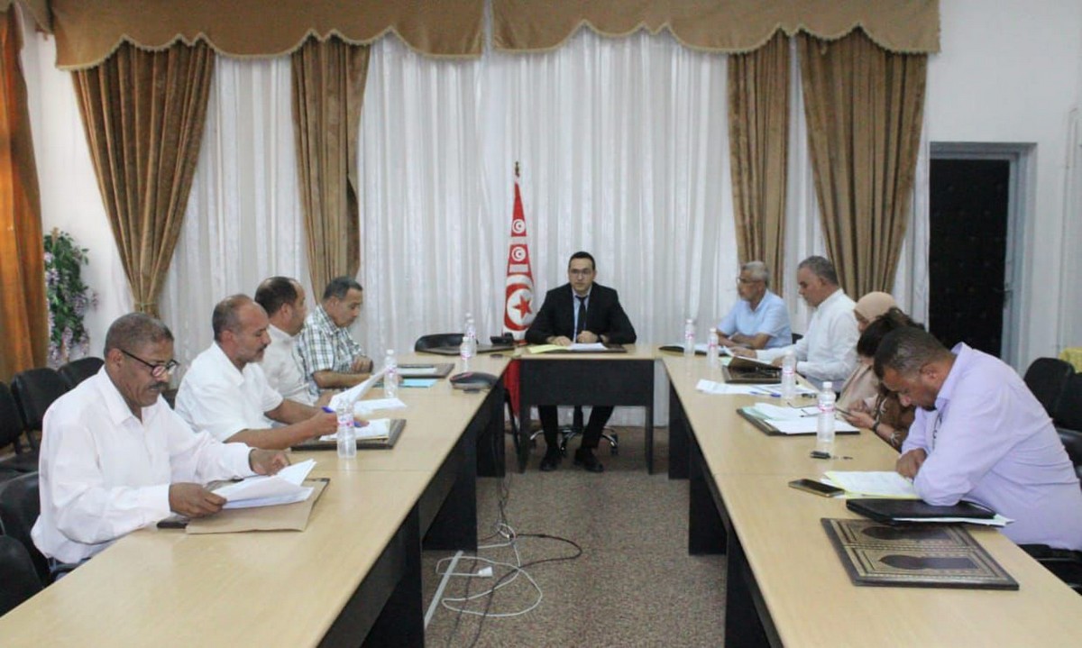 والي  توزر يُتابع إستهـلاك فواضـل إعتمـادات التنميـة المدرجـة بميزانيـات البلديـات