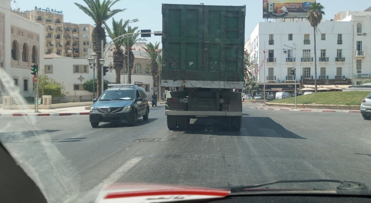 صفاقس : الشاحنات  تتحدّى القوانين  فمن  يوقفها