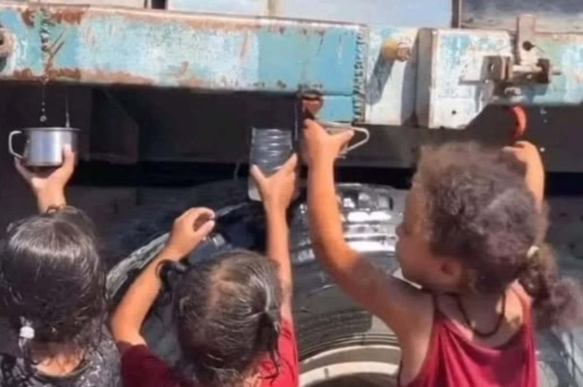 قطرات حياة: صراع أطفال غزة مع العطش والأمل...اشرف المذيوب