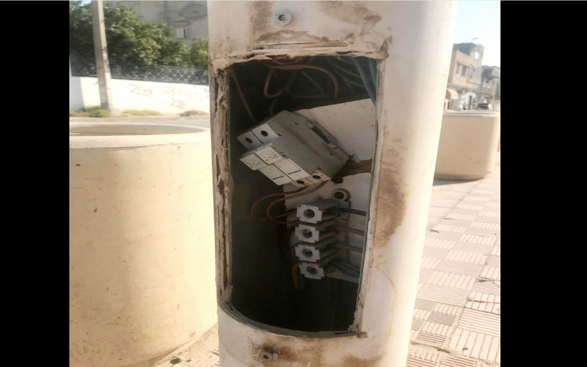 بلدية نابل تُنددّ بتخريب أعمدة الإنارة