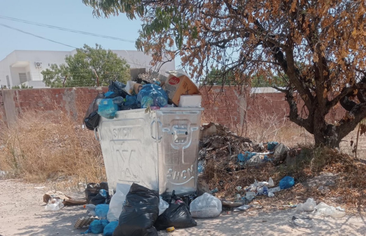 صفاقس : حاويات القُمامة  لم يتم افراغها منذ اسبوع بطريق تنيور