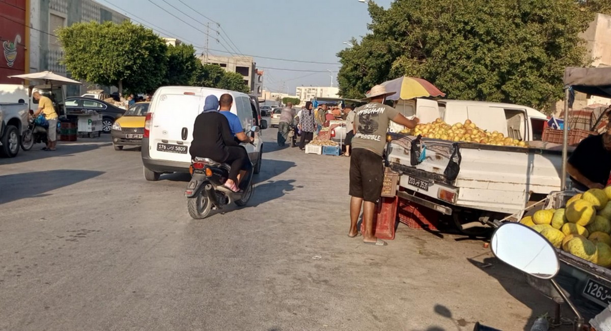 صفاقس : نصّابة سوق  الخميس  يعطّلون  حركة المرور ..فهل  تتحرّك  البلدية
