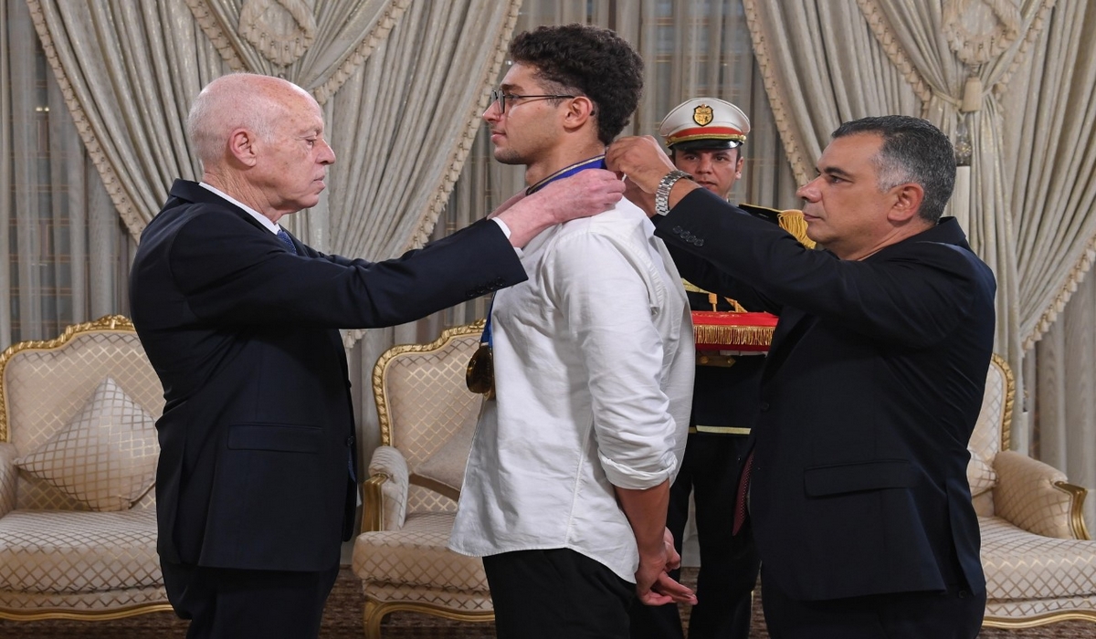رئيس الجمهورية يمنح الصنف الأوّل من الوسام الوطني للاستحقاق في قطاع الرياضة للبطل التونسي أحمد الجوادي
