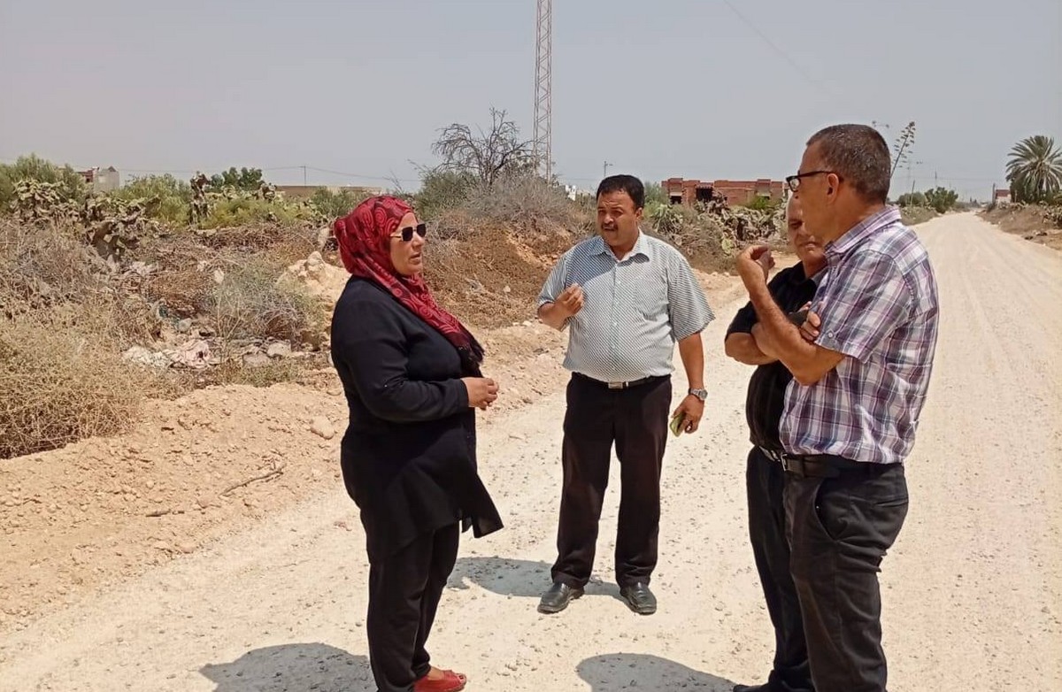 معتمدة طينة تتفقّد الاشغال لمشروع تعبيد الطرقات