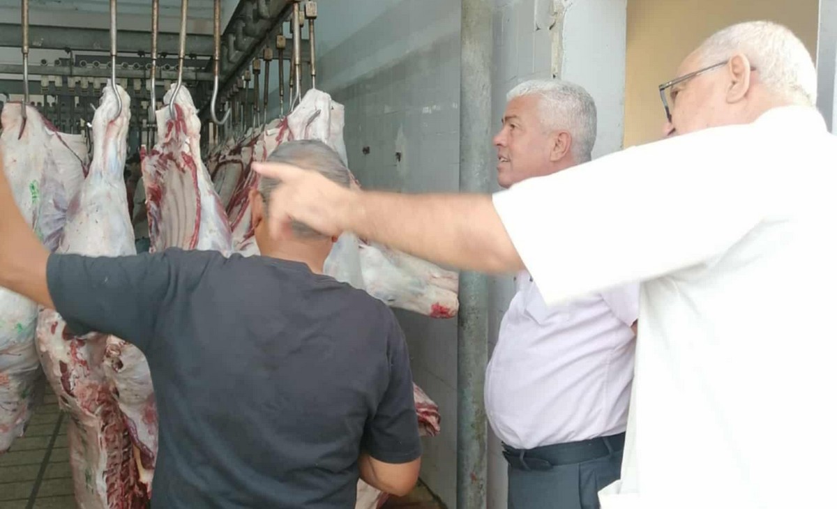 صفاقس : كاتب  عام بلدية  ساقية الزيت  يتفقد  سير  العمل  في المسلخ البلدي