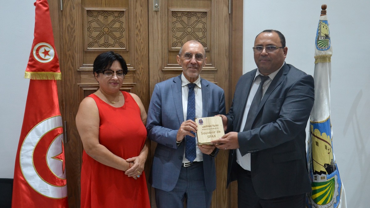 جلسة عمل  مضيقة  بين القنصل العام لفرنسا بتونس والسيد  عادل  بن  رحومة