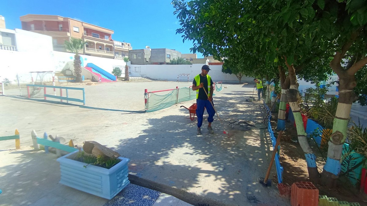 بلدية أكودة تتعهد المؤسسات التربوية بالنظافة