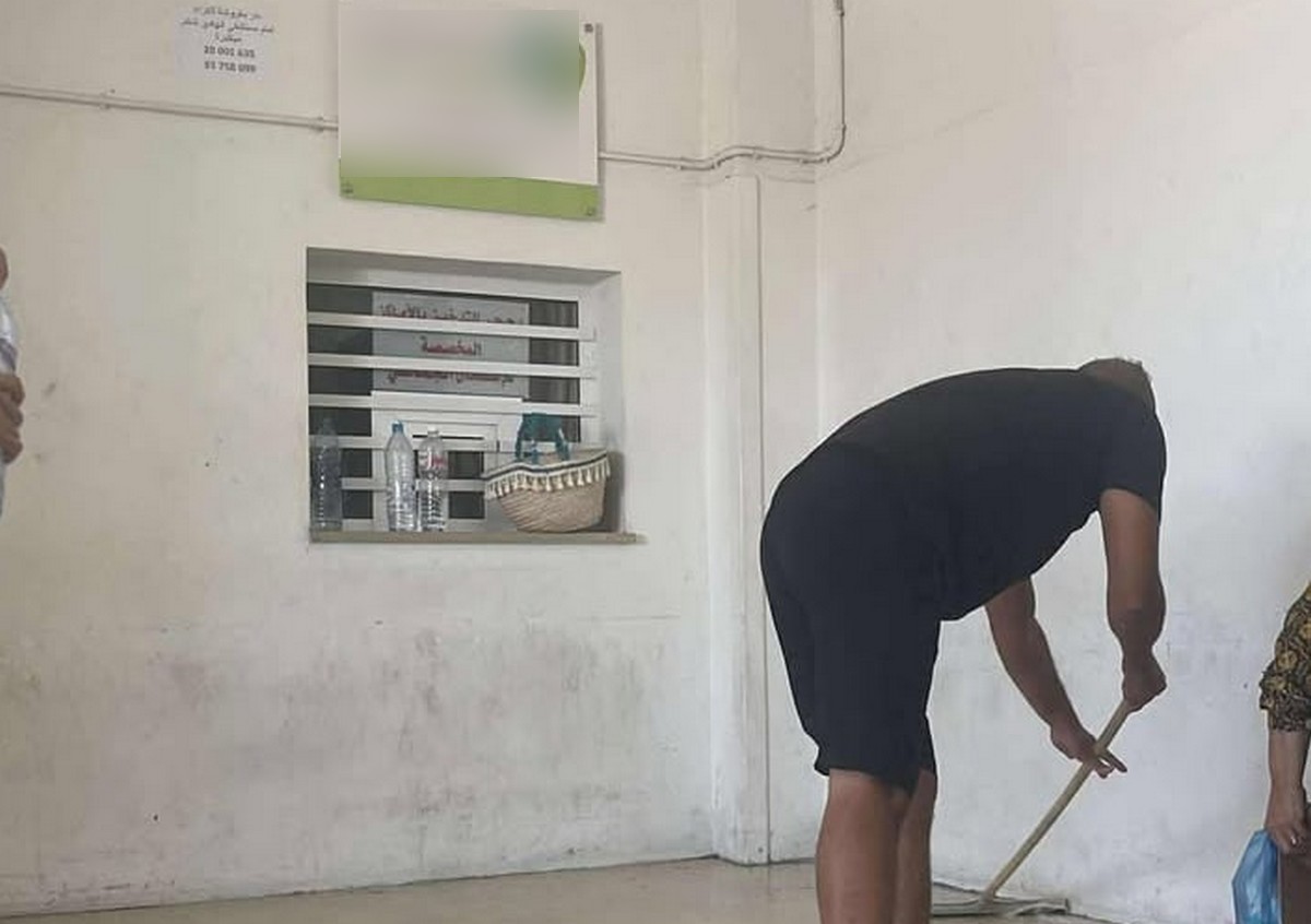 صفاقس :  زائر يقوم بتنظيف  قاعة انتظار  بأحد  أقسام مستشفى  الحبيب بورقيبة