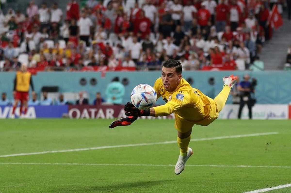دحمان يقود المنتخب  الى  برّ  الامان