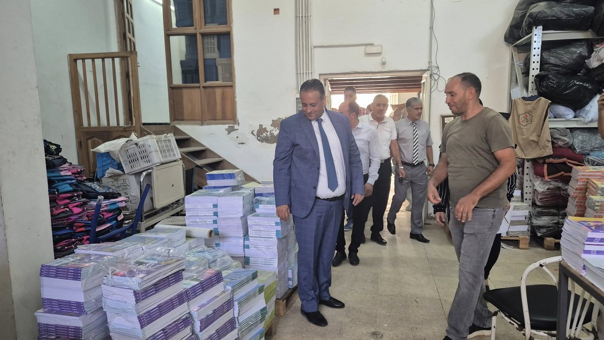 والي صفاقس يتابع انطلاق توزيع المساعدات المدرسية لفائدة 4400 تلميذ بالجهة