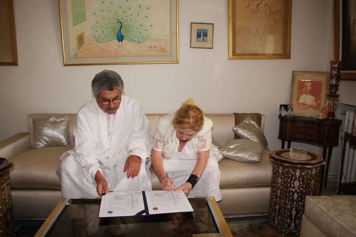 إمضاء اتفاقية وهبت بمقتضاها أسرة الفقيد الشاذلي  القليبي مكتبته إلى دار الكتب الوطنية
