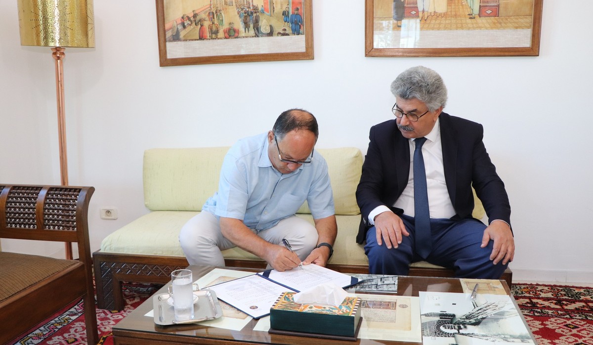 عائلة المرحومين محمد وفتحية مزالي تهدي مكتبتهما الخاصة إلى دار الكتب الوطنية
