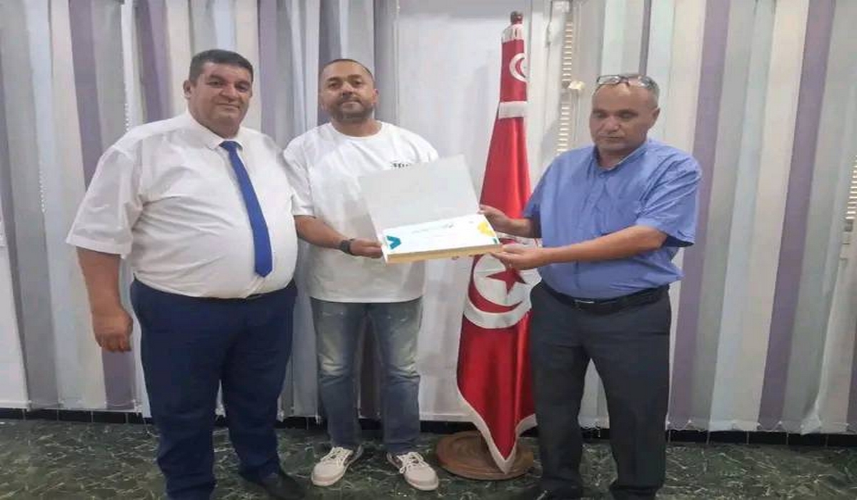 صفاقس تكريم أحد المواطنين بالخارج بعد تجهيزه مدرسة بالغريبة بحواسيب محمولة...