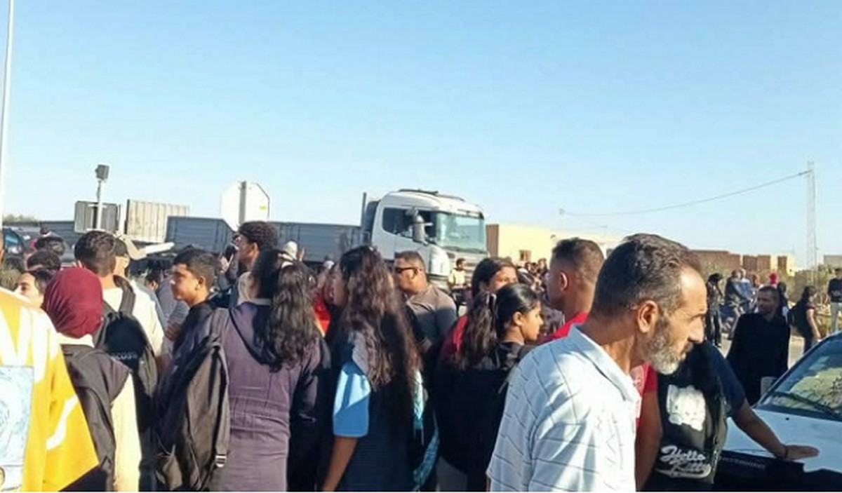 صفاقس : غياب  النقل  العمومي يجبر التلاميذ بقرقور على  غلق الطريق