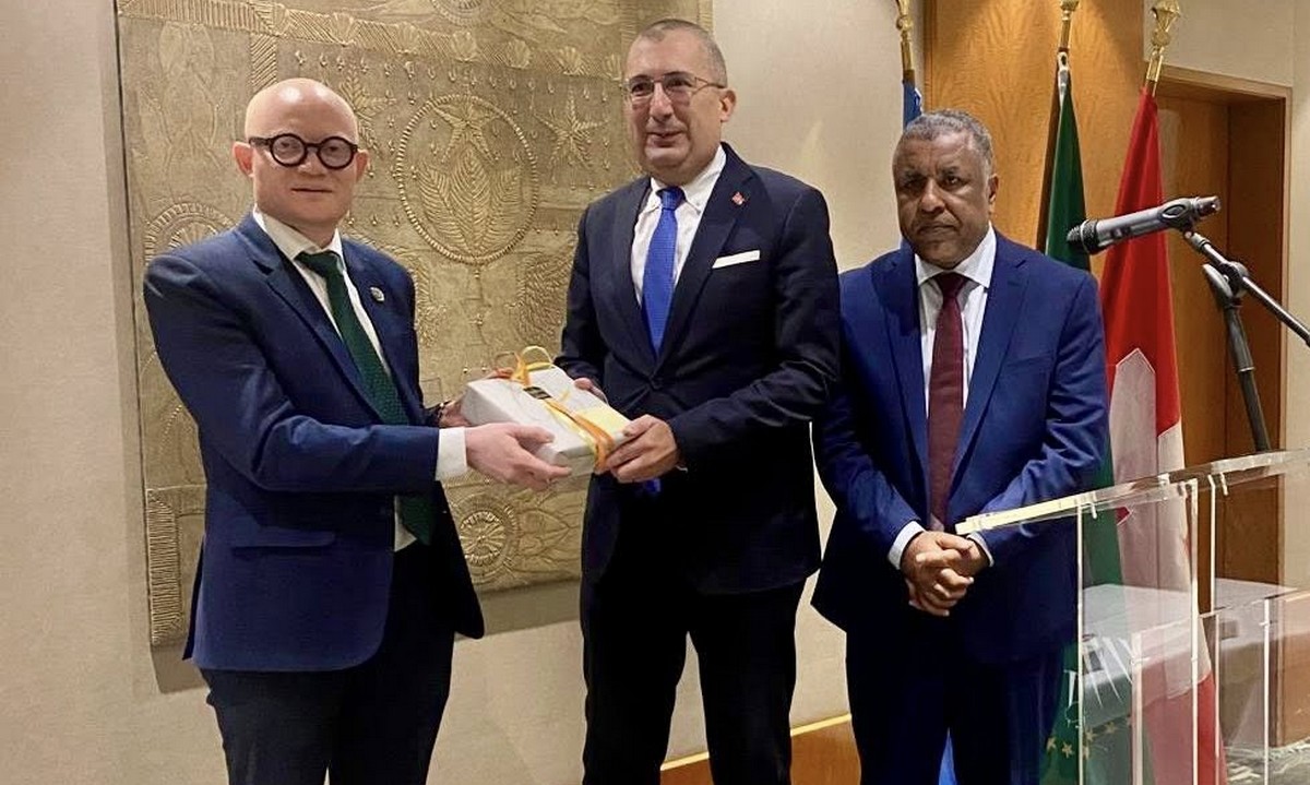 درع المجموعة  الافرقيّة للسفير صبري باش طبجي المندوب الدائم السابق للجمهوريّة التونسية بجنيف