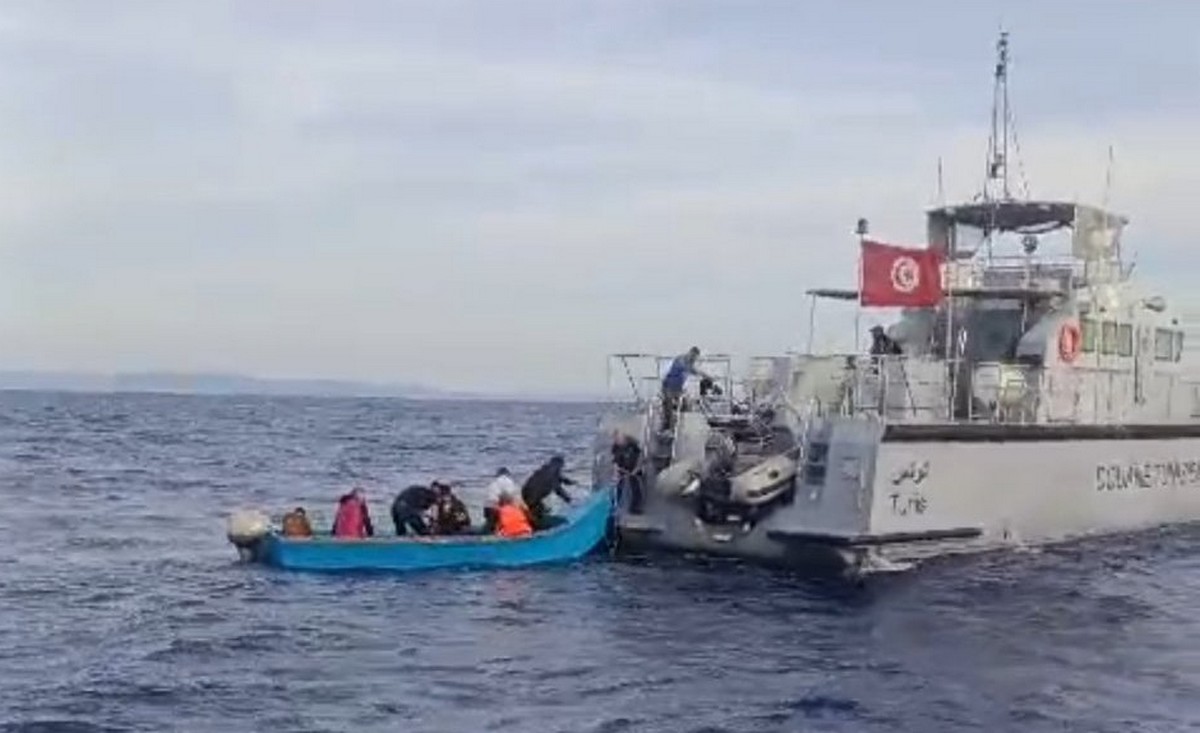 مصالح الوحدة البحرية للديوانة بطبرقة تقوم بعملية إنقاذ ل 10 أشخاص يحملون جنسية أجنبية