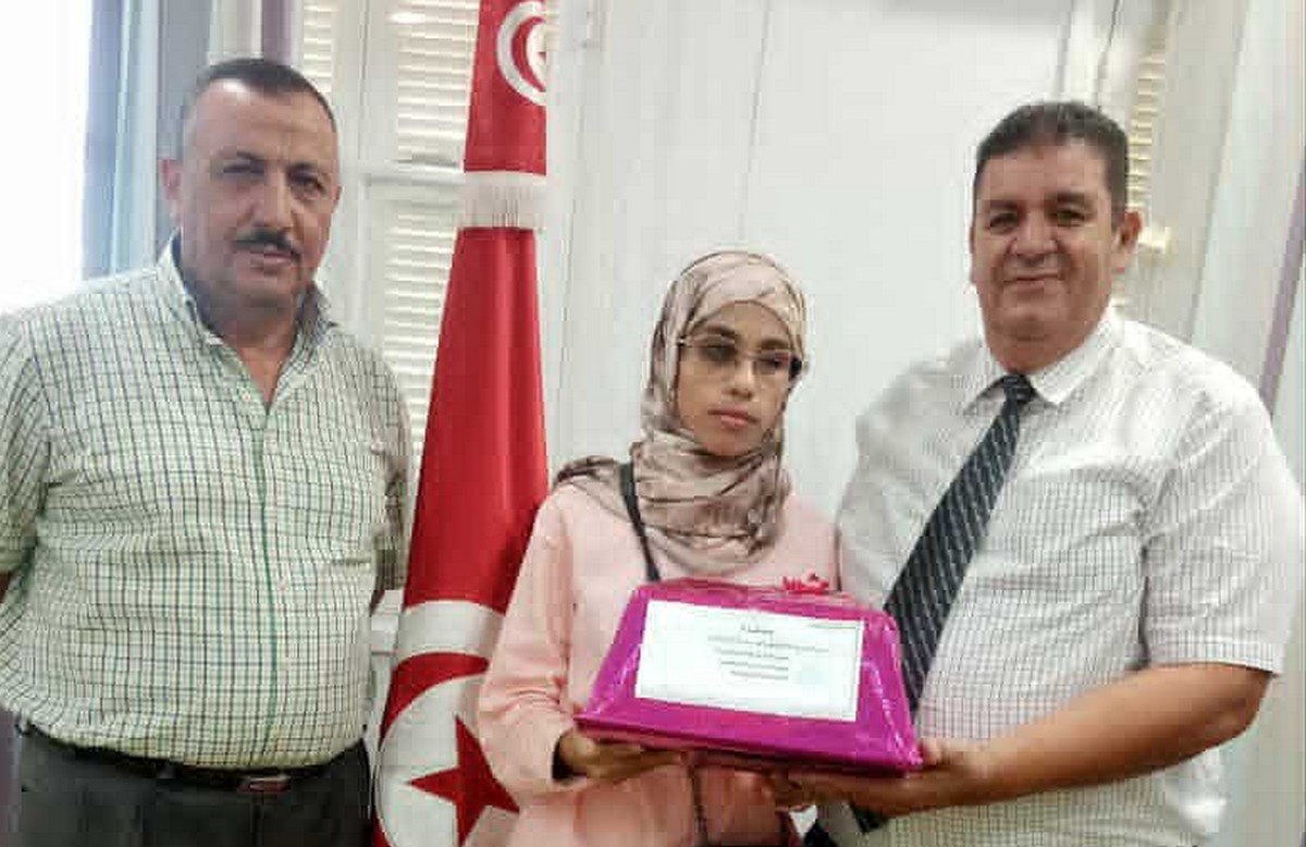 مندوبية التربية بصفاقس 1 تكرّم التلميذة هبة كدّاشي المُحرزة على معدّل 18.49 في شعبة الآداب