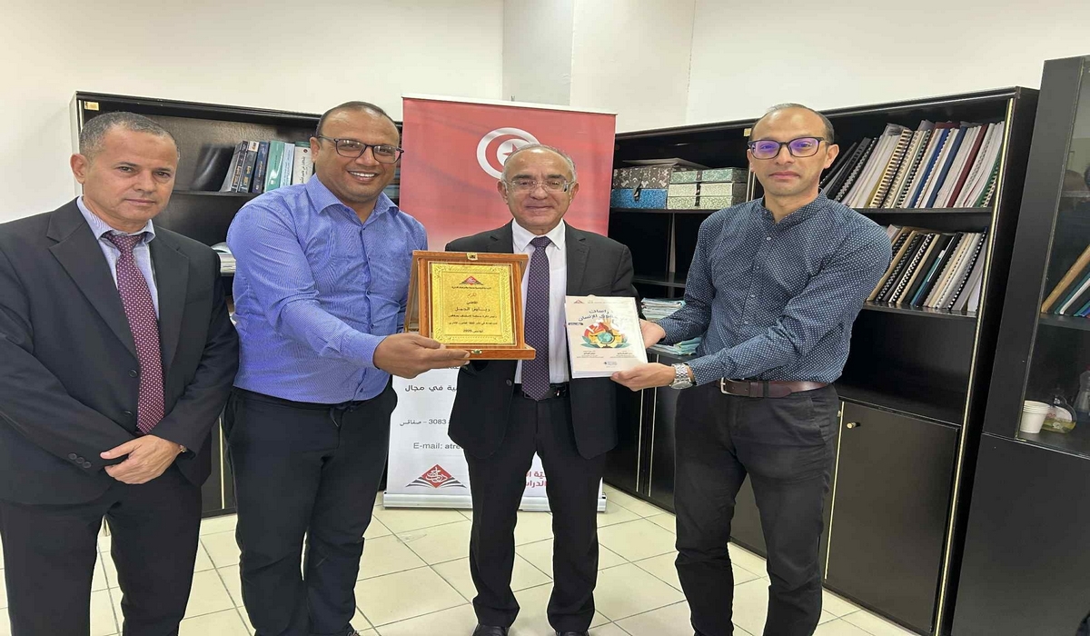 إهداء القاضي الفاضل السيد رياض الجمل نسخة من  كتاب  “دراسات في حقوق الانسان”