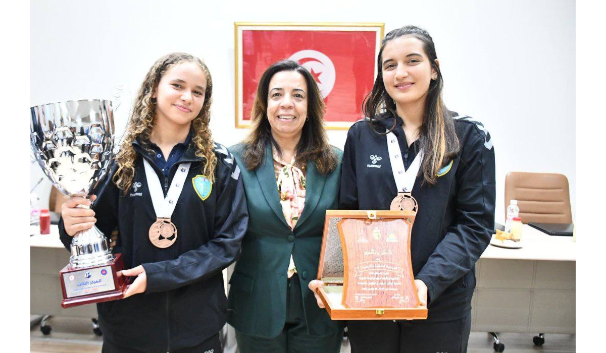 والية نابل تكرم الجمعية الرياضية النسائية بالحمامات لكرة اليد.