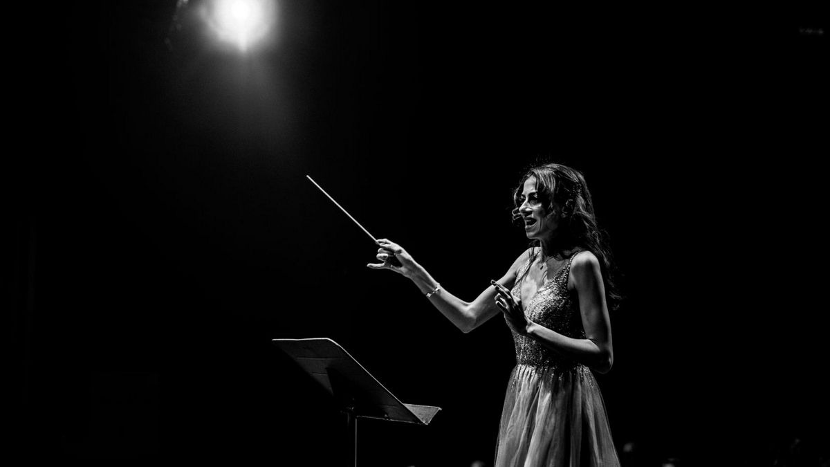 من العواصم العربية إلى أميركا الشمالية أمل القرمازي تقود أوركسترا 