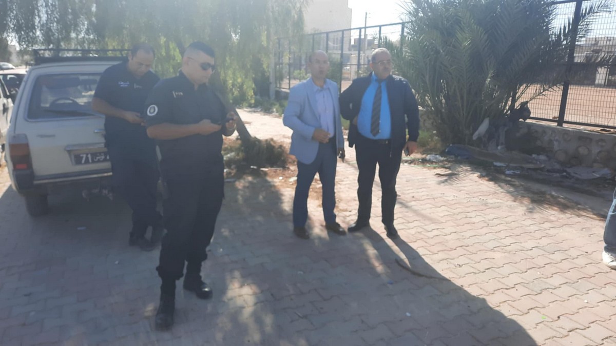 بلدية صفاقس ترفع هياكل السيارات القديمة وإزالة  الأكواخ والأكشاك القديمة بقاصة الحفارة