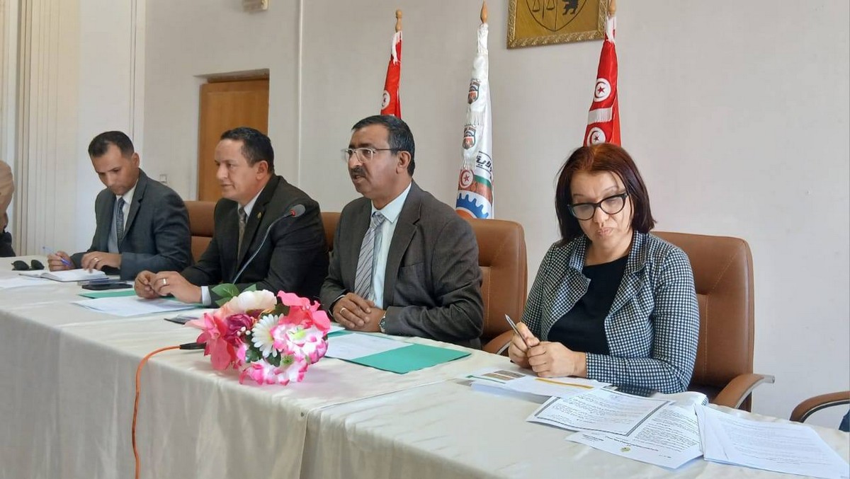 جلسة عمل حول تسريع إنجاز مشروع وحدة تثمين ومعالجة النفايات المنزلية بولاية قفصة