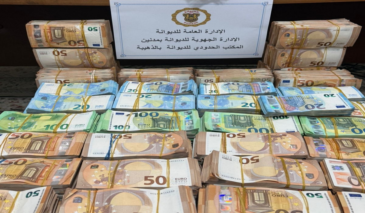 الديوانة  تحبط محاولة تهريب مبلغ من العملة الأجنبية بقيمة تفوق 3 مليون دينار بالذهيبة  .