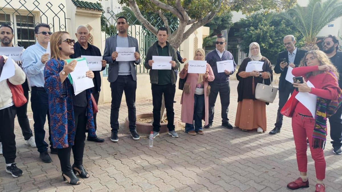 صفاقس : اعلاميو الجهة  في وقفة احتجاجيّة امام  مقر الولاية