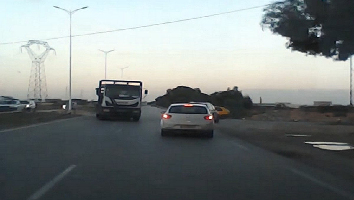 صفاقس : الطريق  الحزامية كلم 11 بين  قرمدة وتنيور ... طريق سريع للموت