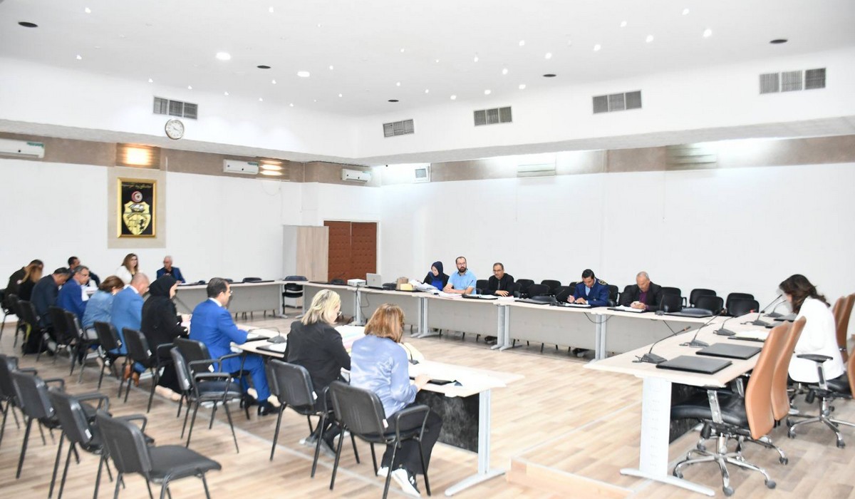 اجتماع اللجنة الجهوية المكلفة بدراسة مطالب تراخيص فتح واستغلال المؤسسات المرتبة