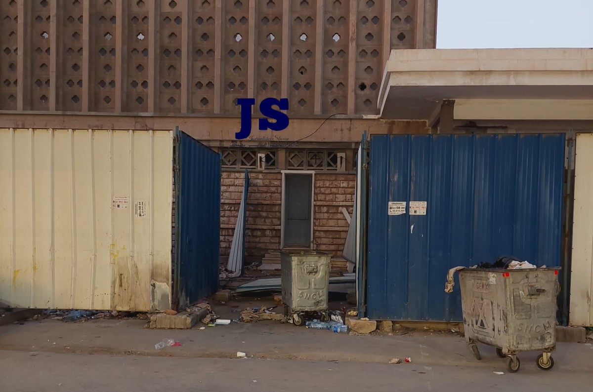 صفاقس : وضعية كارثية للمكتبة الرقمية او الكنيسة سابقا ...مأوى للافارقة ومرحاض عمومي