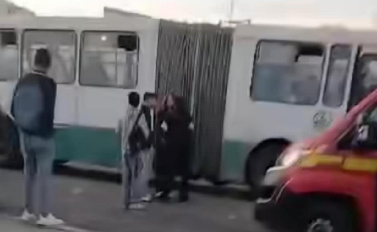 صفاقس : سائق  حافلة السوريتراس يتعرّض  للعنف  الشديد واعوان مركز امن المدينة العتيقة  بالمرصاد